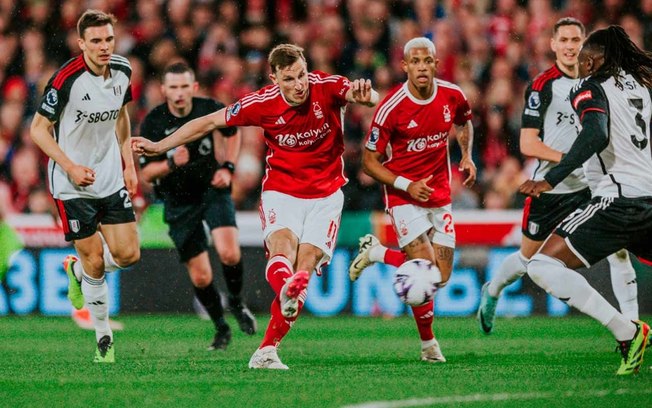 Chris Wood finaliza para fazer o segundo gol do Nottingham Forest 