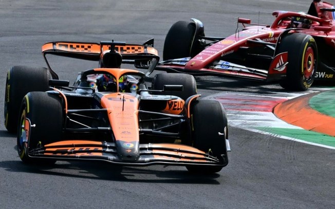 O piloto australiano da McLaren Oscar Piastri, seguido pelo monegasco Charles Leclerc (Ferrari), durante o Grande Prêmio da Itália de Fórmula 1, no Autódromo Nacional de Monza, em 1º de setembro de 2024