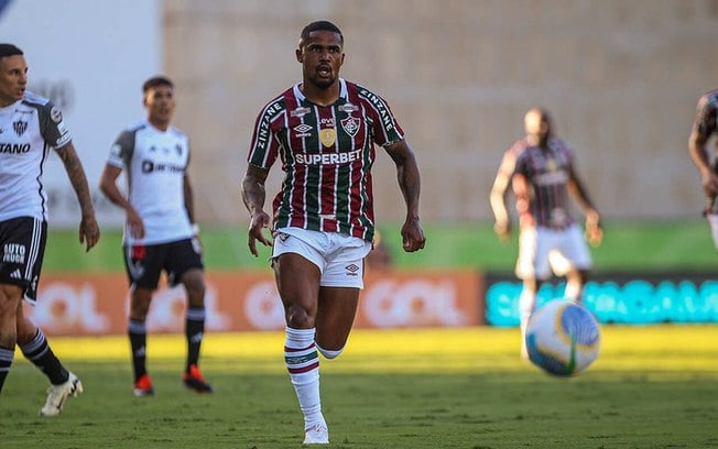 Douglas Costa está de saída do Fluminense