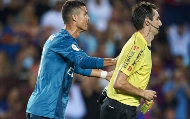 Cristiano Ronaldo empurrou o árbitro Ricardo de Burgos e perderá os próximos cinco jogos do Real Madrid