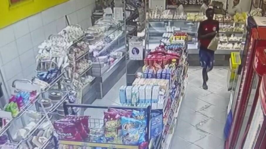 Câmera mostra que jovem preso no Jacarezinho tinha ido comprar pão
