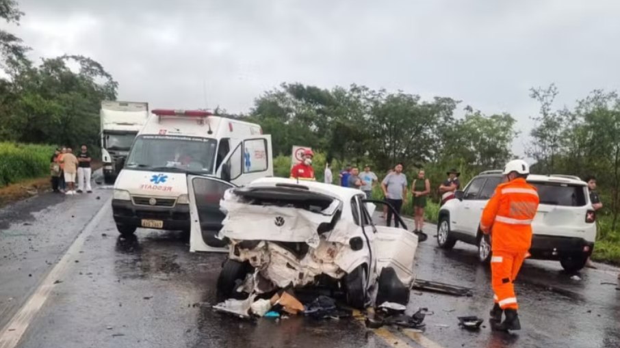 Pai da criança dirigia o carro e não se feriu gravemente Pai da criança dirigia o carro e não se feriu gravemente