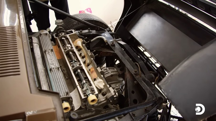 O motor V12 transversal, um marco do design automotivo, mantém-se intacto após 40 anos sem rodar O motor V12 transversal, um marco do design automotivo, mantém-se intacto após 40 anos sem rodar