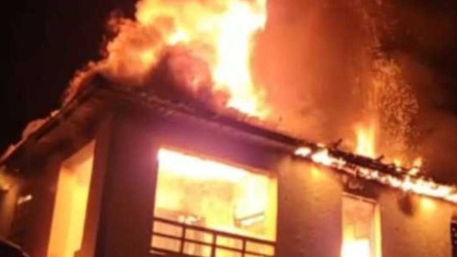 Jovem é preso após atear fogo em casa com a mãe dentro Jovem é preso após atear fogo em casa com a mãe dentro