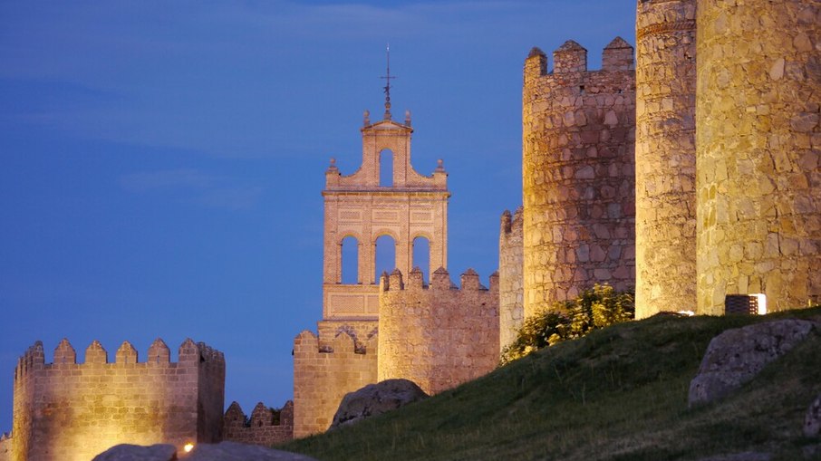 Muralhas de Ávila durante a noite - Espanha Muralhas de Ávila durante a noite - Espanha