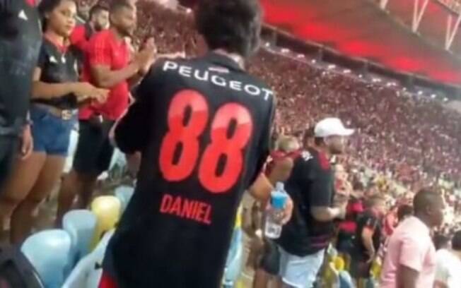 VÍDEO: Torcedor com deficiência visual emociona em vitória do Flamengo na Libertadores