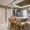 Decoração: como planejar uma cozinha organizada e charmosa Os materiais de madeira trabalhados na cozinha e sala de jantar se contrastam de forma harmoniosa com o branco. Foto: Henrique Ribeiro/Meet Arquitetura