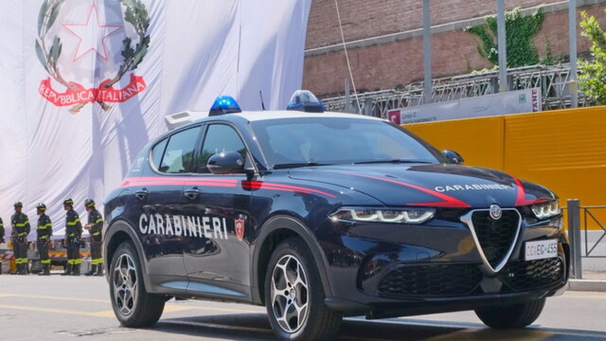 Parte frontal do Alfa Romeo Tonale da polícia italiana Parte frontal do Alfa Romeo Tonale da polícia italiana