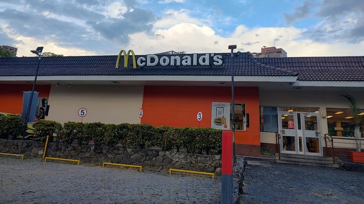 Assalto em McDonald's teve gerente refém e cofre aberto