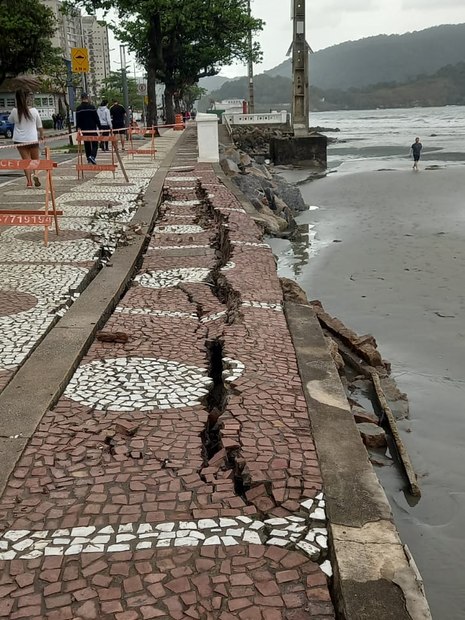 Ressaca com ondas de 2 metros destrói calçada e causa danos em Santos