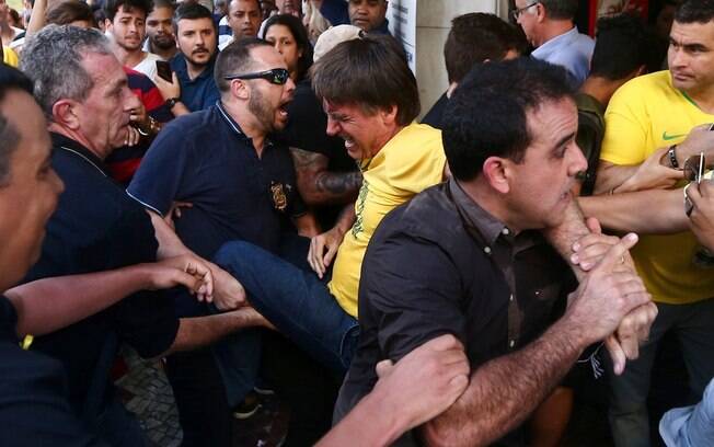 Enquanto era carregado em meio à uma multidão de apoiadores, o então deputado sofreu um golpe de faca na região do abdômen