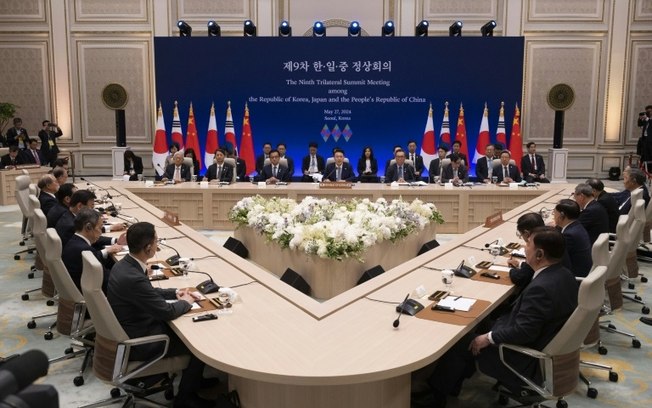 Os primeiros-ministros da China e do Japão e o presidente da Coreia do Sul exigiram nesta segunda-feira a desnuclearização da Coreia do Norte