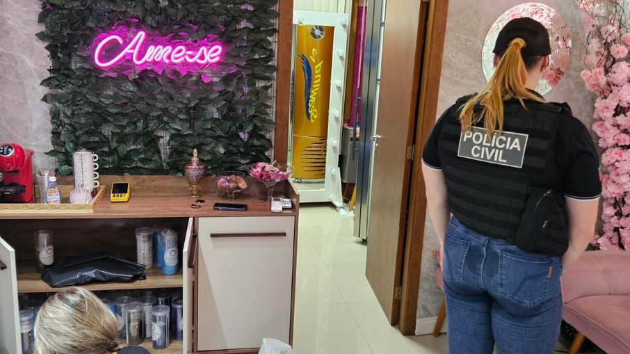 Policiais recolhem materiais utilizados na clínica