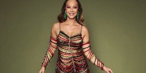 Paolla Oliveira samba com look vazado para ensaio da Grande Rio