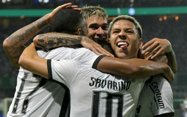 O atacante venezuelano do Botafogo Jefferson Savarino (C) comemora com o meia Marlon Freitas (E), o zagueiro uruguaio Mateo Ponte e o atacante Matheus Martins (R) após marcar o segundo gol de seu time durante a partida de volta das oitavas de final da Libertadores contra o Palmeiras no estádio Allianz Parque, em São Paulo, no dia 21 de agosto de 2024.