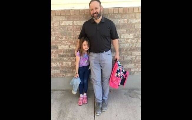 Menina de seis anos deu uma gargalhada após ver seu pai com as calças molhadas na sala do diretor da escola
