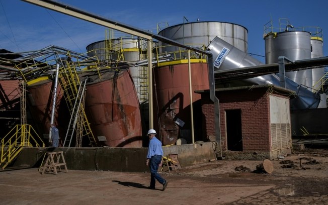 Tanques danificados por enchentes em fábrica industrial de produtos químicos para limpeza e higiene em Encantado, Rio Grande do Sul