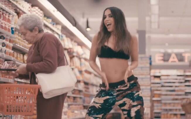 Anitta dança em mercado no clipe de 
