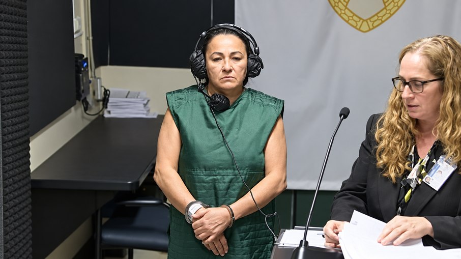 Yirsi Machado Rivera foi presa após arremessar um balde de fezes humanas na vizinha. Mulher justificou ação com uma suposta traição do marido Yirsi Machado Rivera foi presa após arremessar um balde de fezes humanas na vizinha. Mulher justificou ação com uma suposta traição do marido