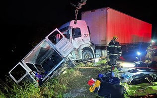 Acidente entre micro-ônibus e carreta deixa 9 mortos em MG