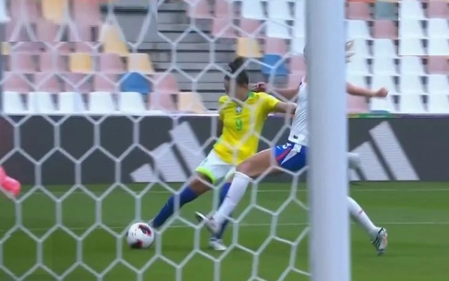 Jogadoras da Seleção Brasileira comemoram o gol de Clarinha, de pênalti