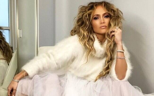 Jennifer Lopez ostenta meias de 4mil reais