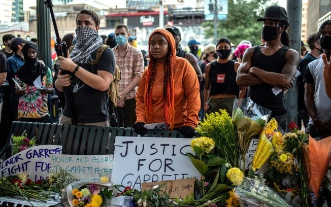 Nesta foto de 26 de julho de 2020, pessoas ouvem um discurso em uma vigília após o assassinato de Garrett Foster durante uma manifestação do Black Lives Matter contra o racismo e a violência policial.