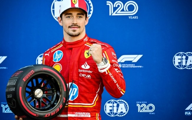 O piloto monegasco Charles Leclerc, da Ferrari, posa após fazer a pole position do Grande Prêmio de Mônaco de Fórmula 1, no treino de classificação disputado neste sábado, em Monte Carlo