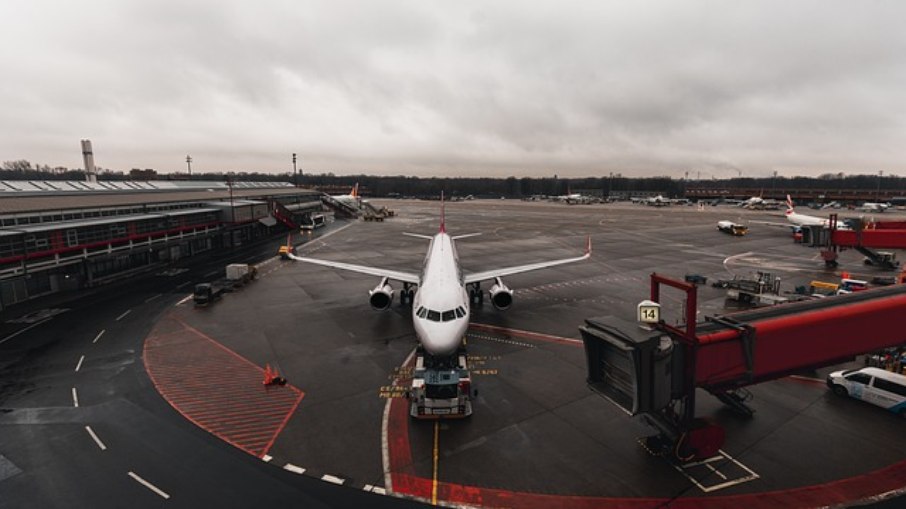 Ameaça de bomba em avião paralisa operações em aeroporto da Bélgica Ameaça de bomba em avião paralisa operações em aeroporto da Bélgica