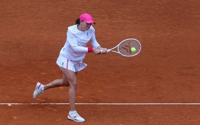A polonesa Iga Swiatek devolve a bola para a americana Madison Keys durante a semifinal do WTA 1000 de Madrid, na Caja Magica, na capital espanhola, em 2 de maio de 2024.