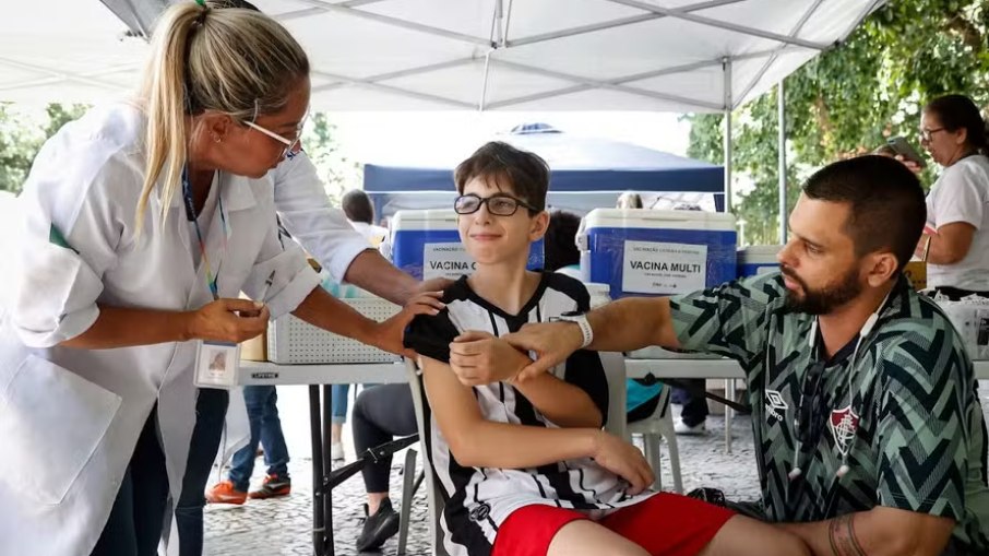 Crianças de 10 e 11 anos podem se vacinar contra dengue na capital fluminense