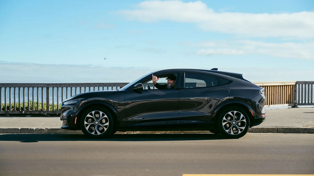 Ford Mustang roda 400 mil km em 3 anos e mantém 92% da bateria