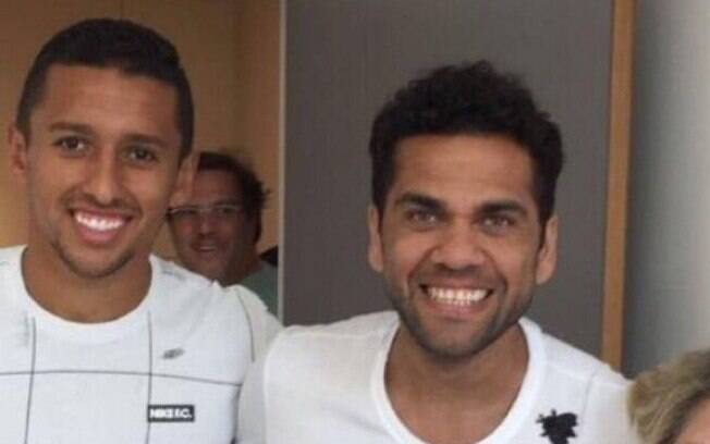 Daniel Alves realizou exames no Paris Saint-Germain e posou para foto ao lado do zagueiro brasileiro Marquinhos