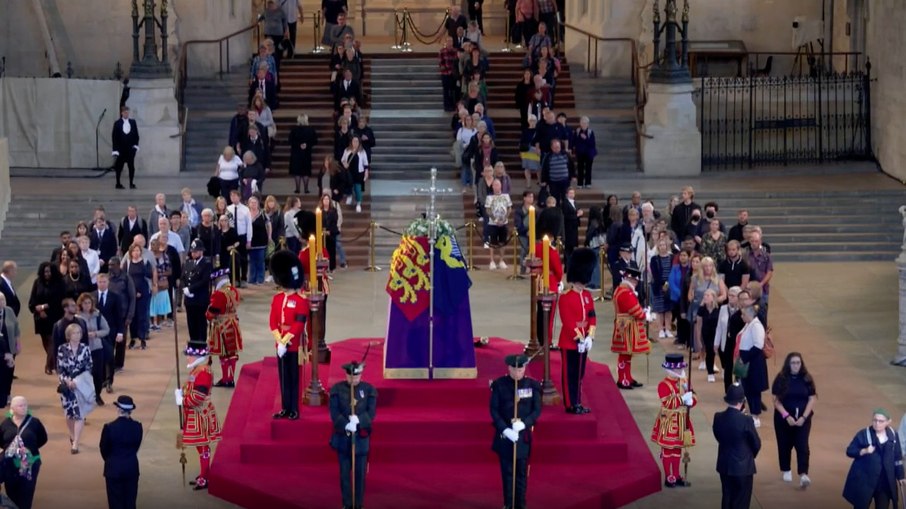 Milhares de pessoas prestam homenagens à rainha