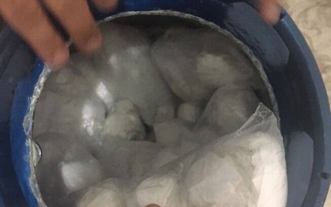 Dentro do botijão, os policiais encontraram cerca de quatro mil porções de cocaína