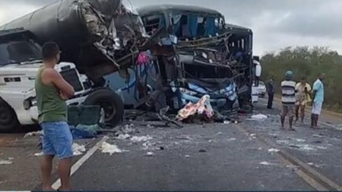 Acidente entre dois ônibus de turismo e uma carreta deixou 5 mortos em 4 de dezembro