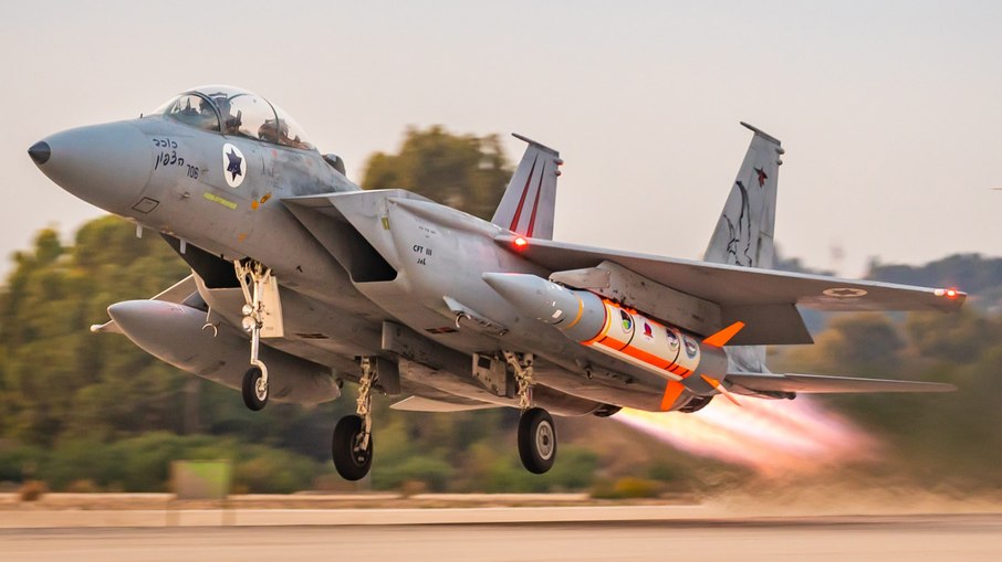O caça F-15 é famoso por garantir a superioridade aérea, entre outras missões