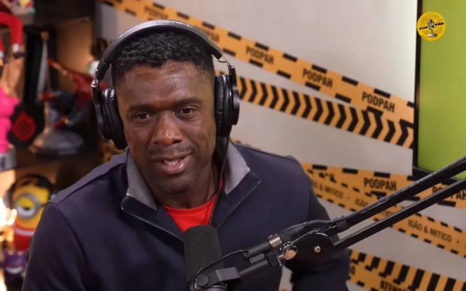 Seedorf foi anunciado neste domingo (11) e inicia trabalho após o Dérbi