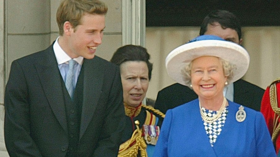 William e Elizabeth II em 2003