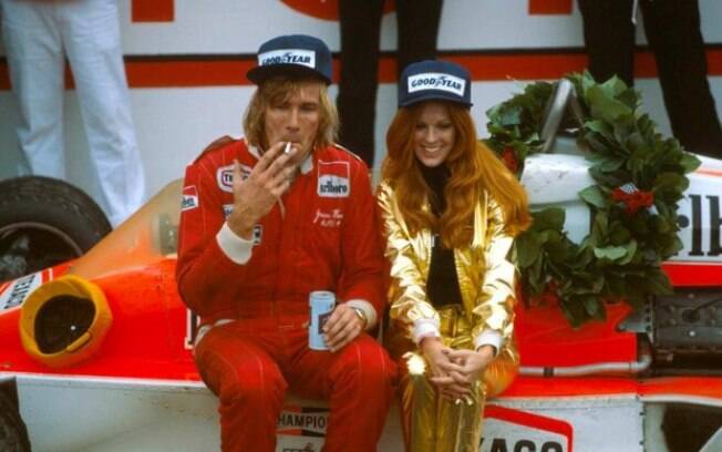 James Hunt com o cigarro em uma mão, a cerveja em outra e uma bela mulher ao seu lado. O resumo de sua vida