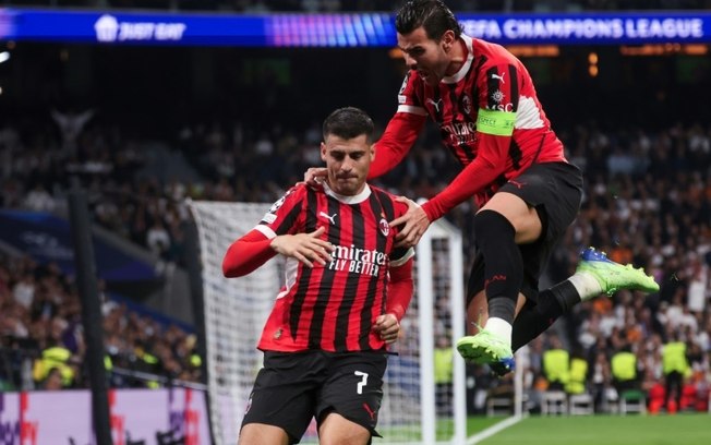 Álvaro Morata (E) comemora após marcar na vitória do Milan sobre o Real Madrid por 3 a 1 nesta terça-feira, pela Liga dos Campeões