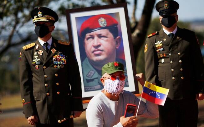 Funcionários de Maduro são suspeitos de queimar arquivos da embaixada localizada em Brasília Funcionários de Maduro são suspeitos de queimar arquivos da embaixada localizada em Brasília