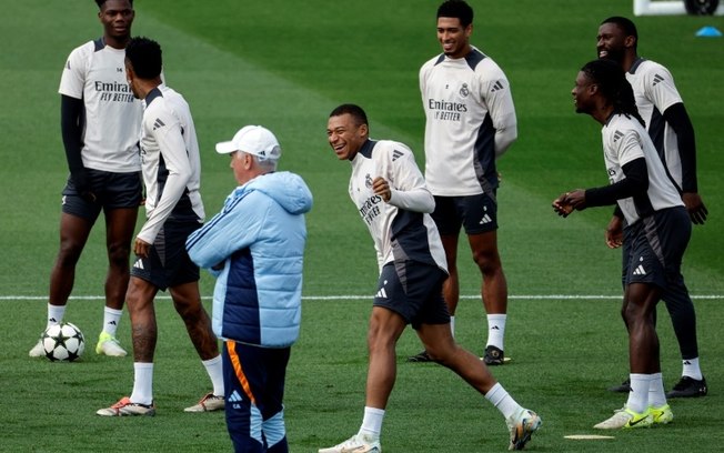 Kylian Mbppé (C) sorri durante treino do Real Madrid