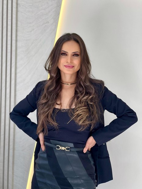 mulher em pé posando para foto