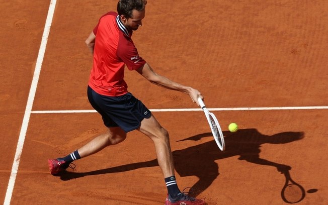 O russo Daniil Medvedev devolve a bola para o cazaque Alexander Bublik nas oitavas do Masters 1000 de Madri, na Caja Magica, na capital espanhola, em 30 de abril de 2024.