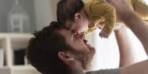 Licença-paternidade poderá ser dividida em dois períodos; entenda