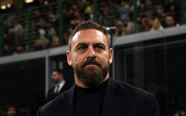 O técnico da Roma, Daniele de Rossi, durante a partida de ida das quartas de final da Liga Europa contra o Milan, em 11 de abril de 2024, no estádio San Siro, em Milão