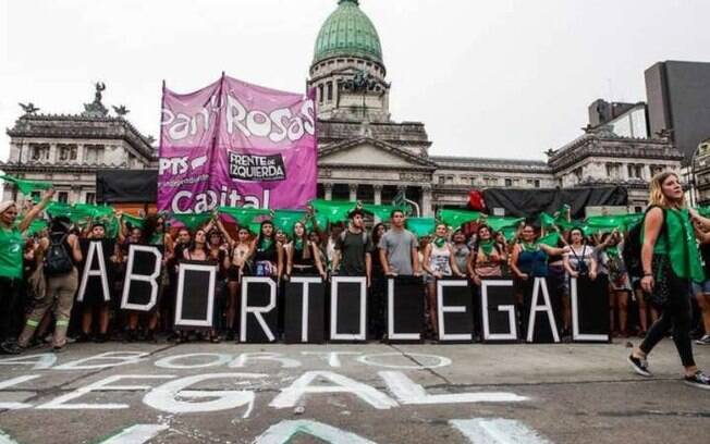 Manifestações contra e a favor o projeto de lei que descriminaliza o aborto tomaram as ruas da Argentina nesta semana