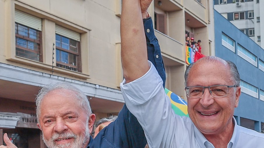Lula e Alckmin participam de caminhada em Porto Alegre (RS), partindo do Monumento dos Açorianos