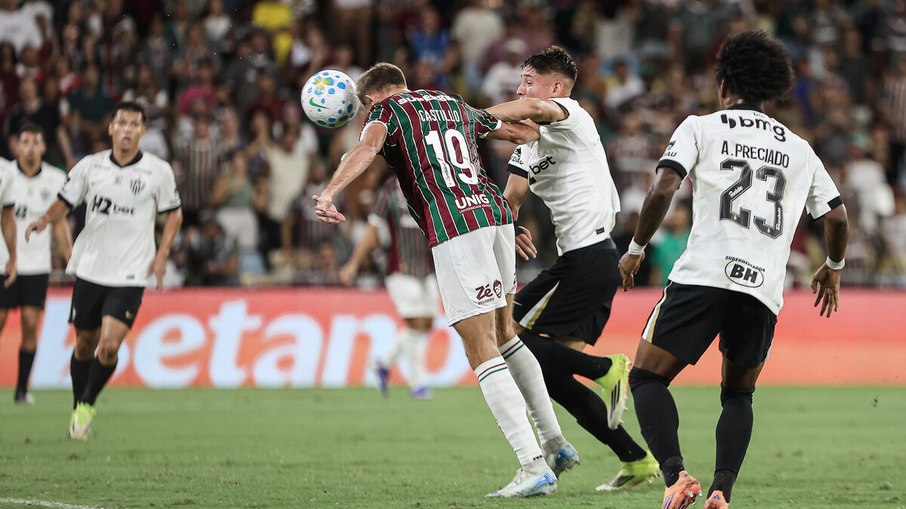 Rodrigo Castillo marca de cabeça na vitória do Fluminense sobre o Atlético-MG pelo Campeonato Brasileiro, no Maracanã.